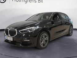 Svart Begagnad 2022 BMW 118 Sport Line Halvkombi | 219 900 kr (Marknadspris)