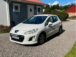 Vit Begagnad 2011 Peugeot 308 Halvkombi | 36 000 kr (Marknadspris)