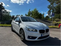 Vit Begagnad 2016 BMW 220 Active Tourer Sport Line Minibuss | 135 000 kr