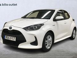 Vit Begagnad 2021 Toyota Yaris Hybrid Active Halvkombi | 179 900 kr (Marknadspris)