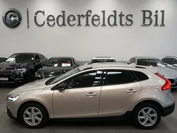 Ljusbrun Begagnad 2018 Volvo V40 CC Momentum Kombi | 189 900 kr (Marknadspris)