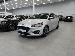 Grå Begagnad 2018 Ford Focus ST-Line Halvkombi | 149 900 kr (Marknadspris)