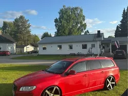 Röd Begagnad 2013 Volvo V70 R-Design Kombi | 70 000 kr (Marknadspris)