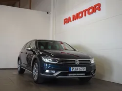 Mörkblå (blå) Begagnad 2017 VW Passat Alltrack Kombi | 209 900 kr (Marknadspris)