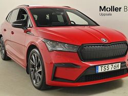 Röd (velvet red metallic) Begagnad 2022 Skoda Enyaq iV SportLine SUV | 319 900 kr (Marknadspris)