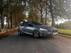 Grå Begagnad 2017 Volvo V40 Kombi | 215 000 kr (Dyr)