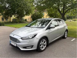 Grå Begagnad 2015 Ford Focus Titanium Halvkombi | 82 000 kr (Marknadspris)