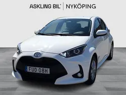 Vit Begagnad 2024 Toyota Yaris Hybrid Active Halvkombi | 244 000 kr (Marknadspris)