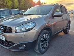 Ljusbrun Begagnad 2012 Nissan Qashqai SUV | 84 900 kr (Marknadspris)