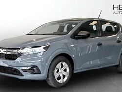 Grå (grey) Ny 2025 Dacia Sandero Essentiel Halvkombi | 200 700 kr (Marknadspris)