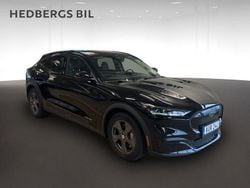 Svart Begagnad 2022 Ford Mustang Mach-E Standard Range SUV | 328 900 kr (Marknadspris)