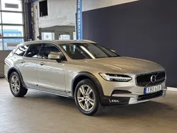 Ljusbrun (sandsilvermet) Begagnad 2018 Volvo V90 CC Momentum Kombi | 239 800 kr (Marknadspris)