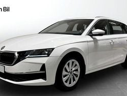 Vit (candy white) Begagnad 2025 Skoda Octavia Selection Kombi | 299 900 kr (Bra pris)