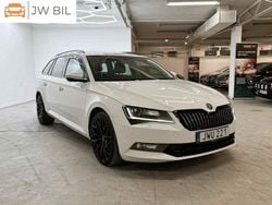 Vit Begagnad 2016 Skoda Superb Ambition Kombi | 97 900 kr