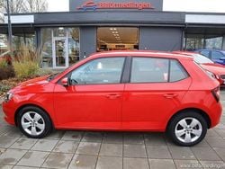 Röd samma som bilen Begagnad 2017 Skoda Fabia Halvkombi | 138 900 kr (Marknadspris)
