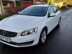Vit Begagnad 2014 Volvo V60 Kinetic Kombi | 163 000 kr (Marknadspris)