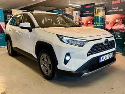 Vit Begagnad 2022 Toyota RAV4 Hybrid Active SUV | 269 900 kr (Dyr)