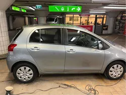 Grå Begagnad 2009 Toyota Yaris Halvkombi | 61 900 kr (Marknadspris)