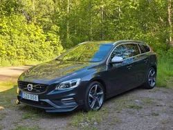 Grå Begagnad 2015 Volvo V60 R-Design Kombi | 129 900 kr (Dyr)