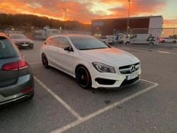 Vit Begagnad 2015 Mercedes CLA45 AMG Shooting Brake AMG Kombi | 260 000 kr