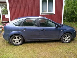 Blå Begagnad 2005 Ford Focus Halvkombi | 15 000 kr (Lite dyr)