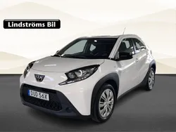 Vit Begagnad 2022 Toyota Aygo Play Halvkombi | 159 000 kr (Bra pris)