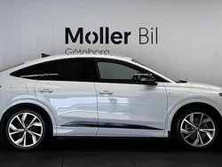 Glaciärvit metallic Begagnad 2023 Audi Q4 Sportback e-tron Comfort SUV | 389 900 kr (Marknadspris)
