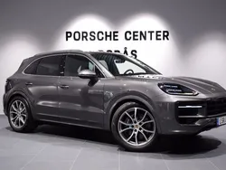 Grå Ny 2025 Porsche Cayenne SUV | 1 496 600 kr (Superpris)