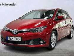 Mörkröd Begagnad 2015 Toyota Auris Hybrid Active Halvkombi | 139 900 kr (Marknadspris)