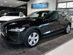 Svart Begagnad 2022 Volvo V60 CC Pro Kombi | 309 000 kr (Bra pris)