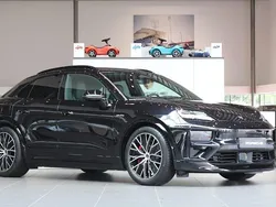 Svart Ny 2024 Porsche Macan Turbo SUV | 1 099 000 kr