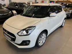 Vit Begagnad 2023 Suzuki Swift Halvkombi | 179 900 kr (Marknadspris)