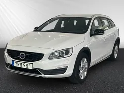 Vit Begagnad 2017 Volvo V60 CC Standard Kombi | 189 800 kr (Marknadspris)