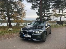 Svart Begagnad 2022 BMW 118 Halvkombi | 275 000 kr (Lite dyr)