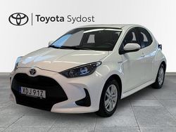 Vit Begagnad 2021 Toyota Yaris Hybrid Active Halvkombi | 189 000 kr (Marknadspris)