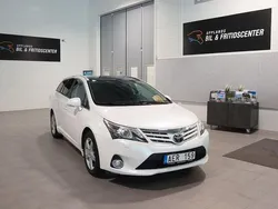 Vit (pearl white metallic) Begagnad 2013 Toyota Avensis Executive Kombi | 119 900 kr (Marknadspris)