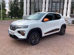 Vit (vit / grått helskinn) Begagnad 2022 Dacia Spring Halvkombi | 152 000 kr