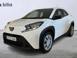 Vit Begagnad 2022 Toyota Aygo Play Halvkombi | 164 900 kr (Marknadspris)