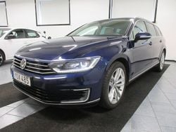 Mörkblå Begagnad 2018 VW Passat GTE Kombi | 159 500 kr (Superpris)