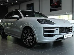 Grå Begagnad 2024 Porsche Cayenne SUV | 1 245 000 kr (Bra pris)