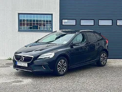 Svart Begagnad 2017 Volvo V40 CC Momentum Kombi | 179 900 kr (Marknadspris)