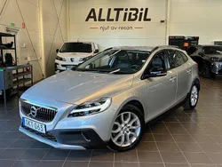 Silver Begagnad 2016 Volvo V40 CC Summum Kombi | 234 900 kr
