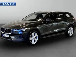 Grå Begagnad 2023 Volvo V60 CC Core Kombi | 369 900 kr (Bra pris)