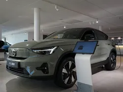 Grön Ny 2024 Volvo EC40 Plus SUV | 579 900 kr (Marknadspris)