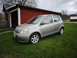 Grå Begagnad 2004 Toyota Yaris Halvkombi | 23 000 kr (Marknadspris)