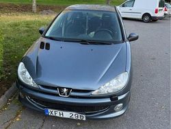 Grå Begagnad 2006 Peugeot 206 Halvkombi | 8 900 kr (Superpris)
