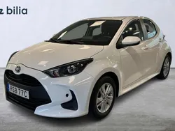 Vit Begagnad 2023 Toyota Yaris Hybrid Halvkombi | 224 900 kr (Marknadspris)