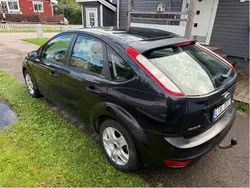 Svart Begagnad 2011 Ford Focus Platinum Halvkombi | 23 000 kr (Marknadspris)