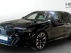Svart (black) Begagnad 2025 BMW 530e M Sport Kombi | 708 700 kr (Marknadspris)