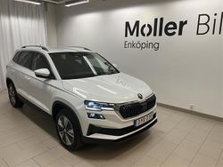 Vit (moon white metallic) Begagnad 2023 Skoda Karoq Style SUV | 319 500 kr (Marknadspris)